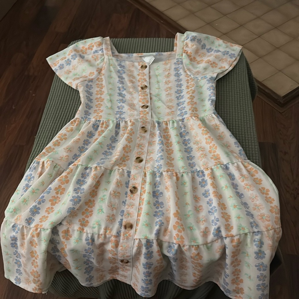 Girls size 8 floral short sleeve dress. Great for summer or spring!